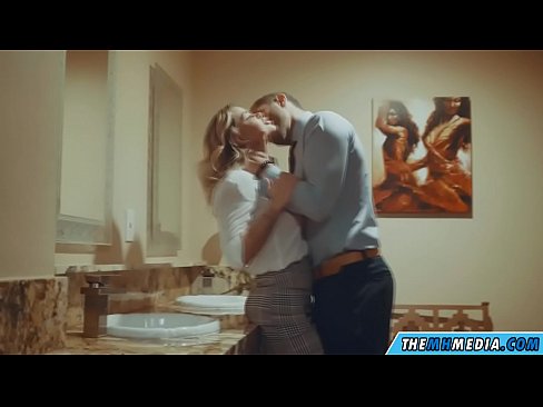 ❤️ Þegar busty ljóska tælir þig á almenningssalerni ☑ Kynlíf á is.pornhills-com.ru ❌❤